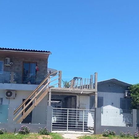KITNET S1 em TORRES-RS - ÓTIMO CUSTO BENEFICIO na mais bela praia Gaúcha - Cozinha - Banheiro - Ar condicionado - TV e Wi-Fi - Estacionamento - Acomoda até 5 pessoas - Anfitriã Superhost no BnB Exterior foto