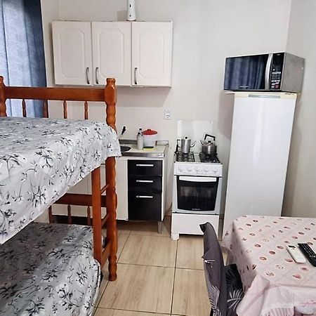 KITNET S1 em TORRES-RS - ÓTIMO CUSTO BENEFICIO na mais bela praia Gaúcha - Cozinha - Banheiro - Ar condicionado - TV e Wi-Fi - Estacionamento - Acomoda até 5 pessoas - Anfitriã Superhost no BnB Exterior foto
