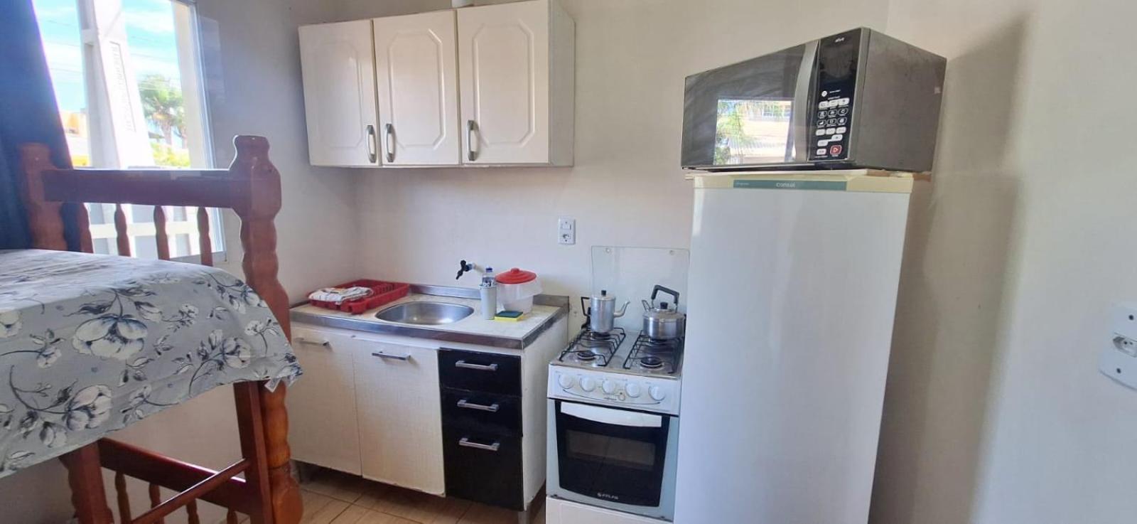 KITNET S1 em TORRES-RS - ÓTIMO CUSTO BENEFICIO na mais bela praia Gaúcha - Cozinha - Banheiro - Ar condicionado - TV e Wi-Fi - Estacionamento - Acomoda até 5 pessoas - Anfitriã Superhost no BnB Exterior foto
