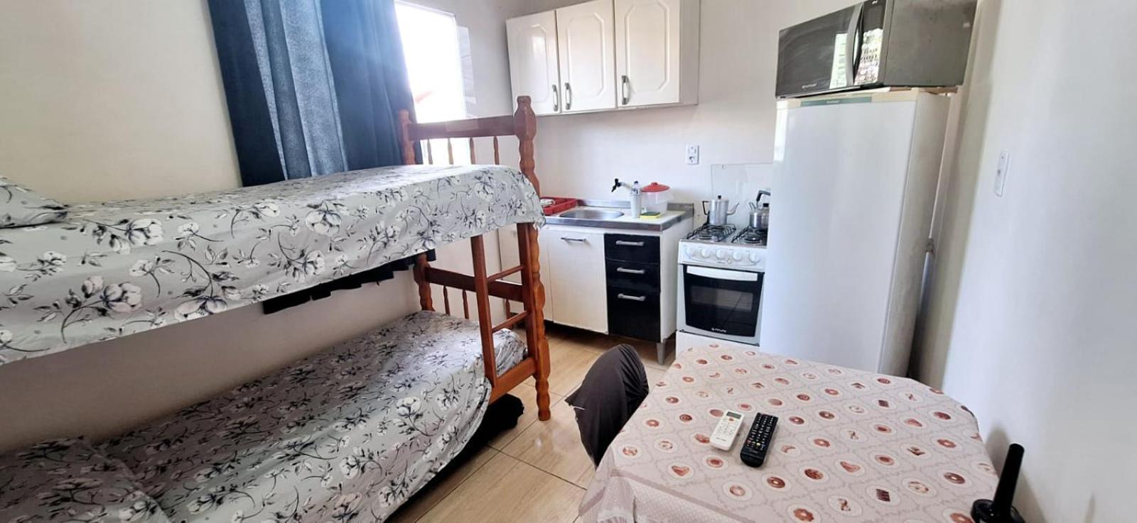 KITNET S1 em TORRES-RS - ÓTIMO CUSTO BENEFICIO na mais bela praia Gaúcha - Cozinha - Banheiro - Ar condicionado - TV e Wi-Fi - Estacionamento - Acomoda até 5 pessoas - Anfitriã Superhost no BnB Exterior foto