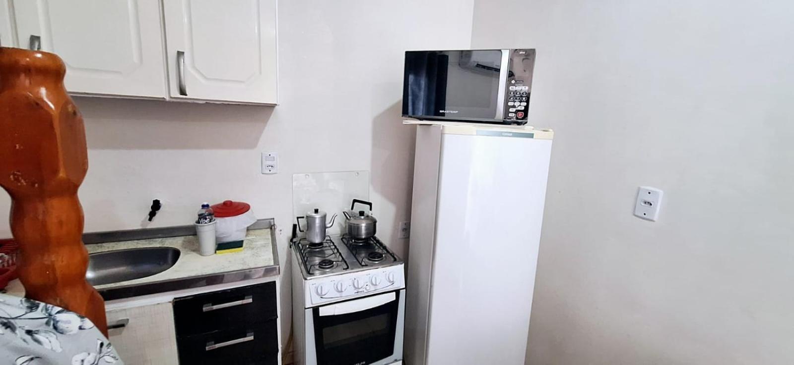 KITNET S1 em TORRES-RS - ÓTIMO CUSTO BENEFICIO na mais bela praia Gaúcha - Cozinha - Banheiro - Ar condicionado - TV e Wi-Fi - Estacionamento - Acomoda até 5 pessoas - Anfitriã Superhost no BnB Exterior foto