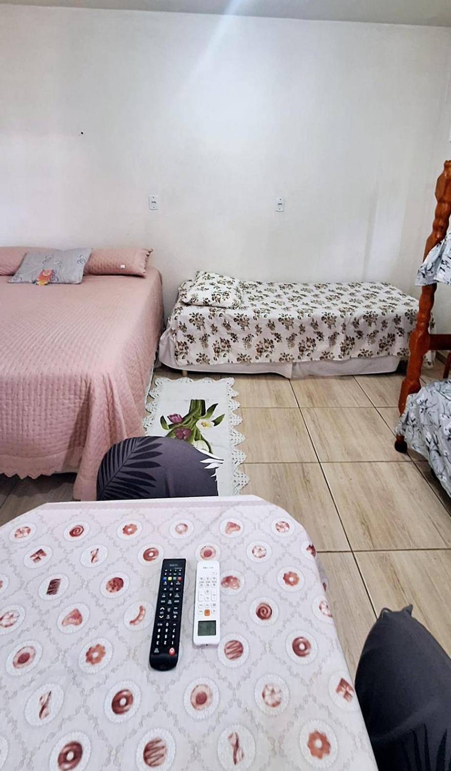 KITNET S1 em TORRES-RS - ÓTIMO CUSTO BENEFICIO na mais bela praia Gaúcha - Cozinha - Banheiro - Ar condicionado - TV e Wi-Fi - Estacionamento - Acomoda até 5 pessoas - Anfitriã Superhost no BnB Exterior foto